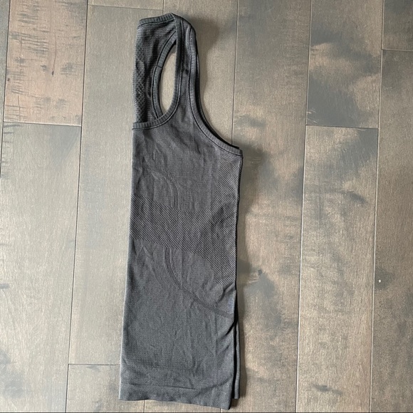 SZ 6 Swiftly Tech Racerback in black - Picture 3 of 4